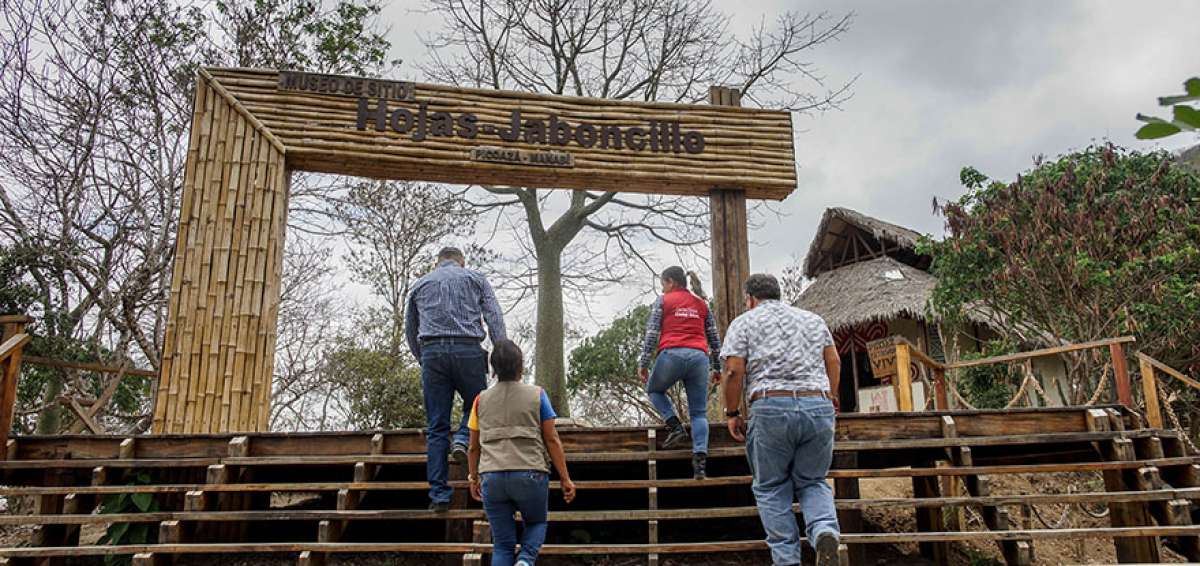 El ingreso al complejo arqueol&oacute;gico-tur&iacute;stico se realiza en compa&ntilde;&iacute;a de gu&iacute;as nativos que explican los detalles de cada uno de los lugares hist&oacute;ricos.