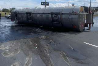 Volcamiento de tanquero en Quito genera riesgo por vapores inflamables