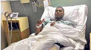 Esta es la fotograf&iacute;a que el volante Antonio Valencia difundi&oacute; a trav&eacute;s de Twitter, luego de la intervenci&oacute;n a la que fue sometido el pasado lunes. Foto: Internet