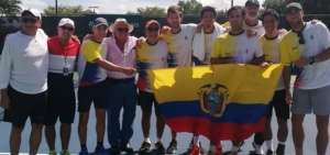 La delegaci&oacute;n ecuatoriana celebra tras ganar la serie de Copa Davis ante Venezuela.