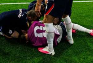 Jordan Henderson sufri&oacute; una ins&oacute;lita lesi&oacute;n durante la celebraci&oacute;n de Inglaterra tras eliminar a M&eacute;xico del Mundial 2026 y qued&oacute; fuera del torneo.