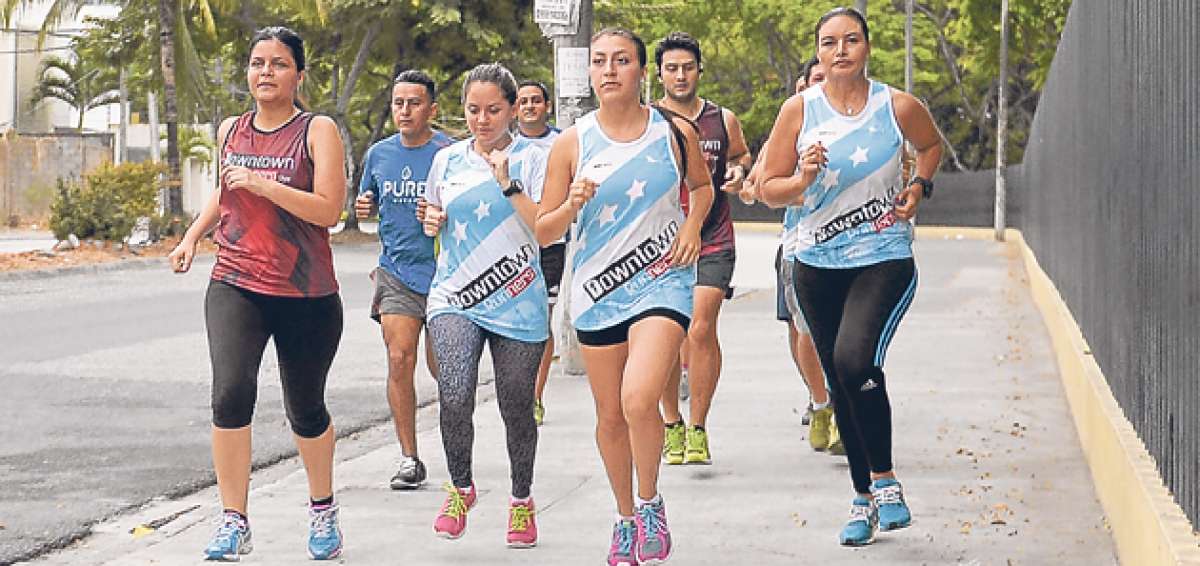 El grupo se consolid&oacute; hace unos 8 meses y recientemente obtuvo su camiseta oficial. El parque lineal de la Kennedy Norte es uno de los puntos de encuentro. Fotos: Jos&eacute; Mor&aacute;n / El Tel&eacute;grafo