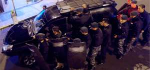 Seg&uacute;n las investigaciones preliminares, el disparo que ceg&oacute; la vida del polic&iacute;a Jim&eacute;nez habr&iacute;a salido de los uniformados que estaban atr&aacute;s del veh&iacute;culo rojo.