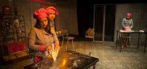 Desde la izquierda: Ana Cobagango, Karla Garz&oacute;n (actriz y dramaturga) y Andrea Pulla en la obra c&oacute;mica.   