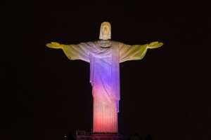El Cristo Redentor luce los colores del Ecuador. Foto: AFP. 
