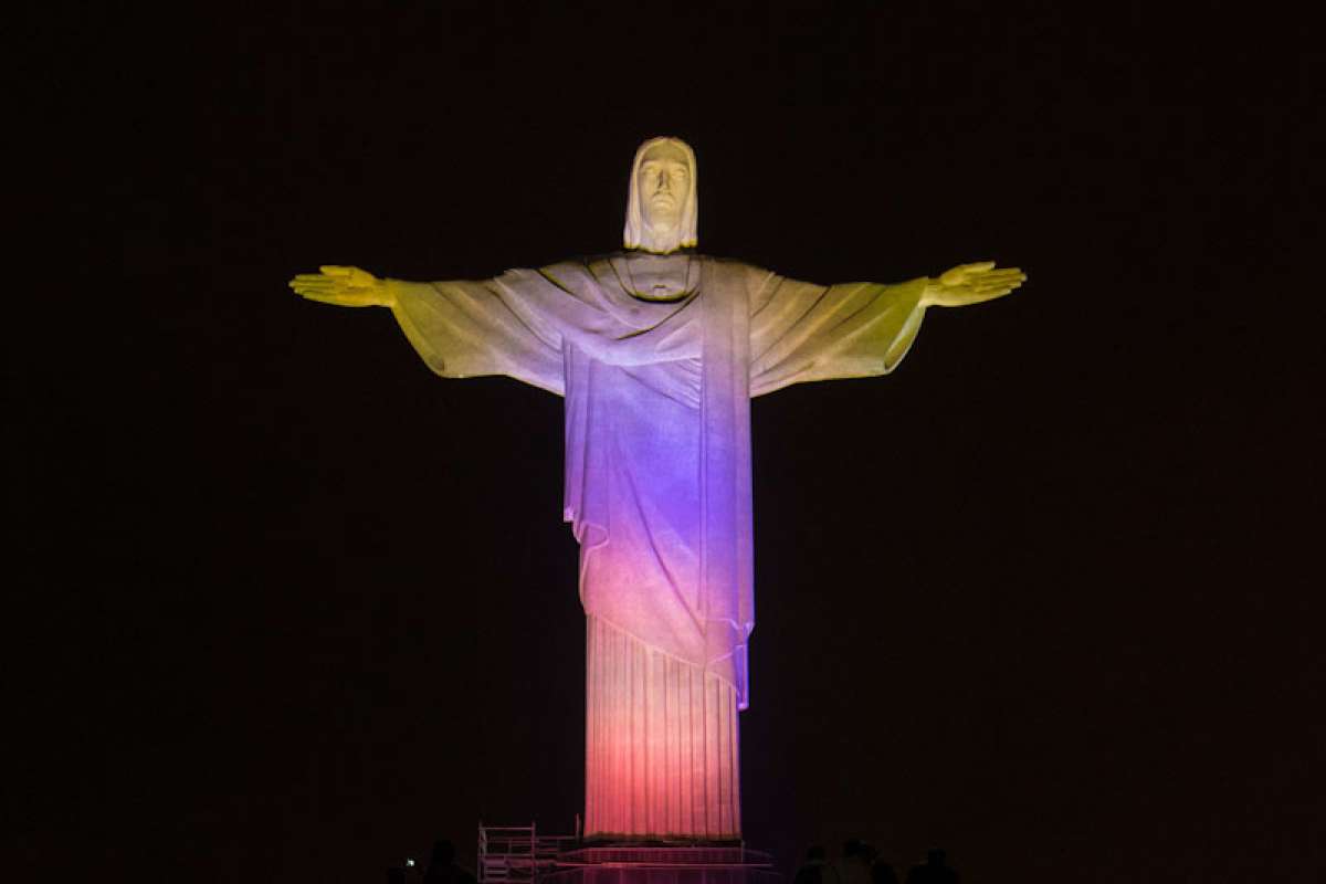 El Cristo Redentor luce los colores del Ecuador. Foto: AFP. 