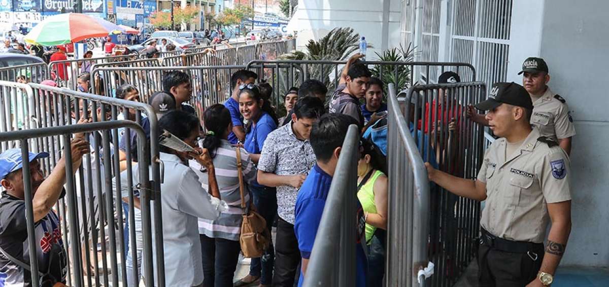 Cientos de fan&aacute;ticos de Emelec llegaron la ma&ntilde;ana de ayer al estadio George Capwell para adquirir una entrada.