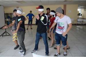  Un grupo de j&oacute;venes realiz&oacute; una din&aacute;mica que consist&iacute;a en guiar correctamente a sus compa&ntilde;eros en la clase de formaci&oacute;n ciudadana. Foto: Carina Acosta | El Tel&eacute;grafo