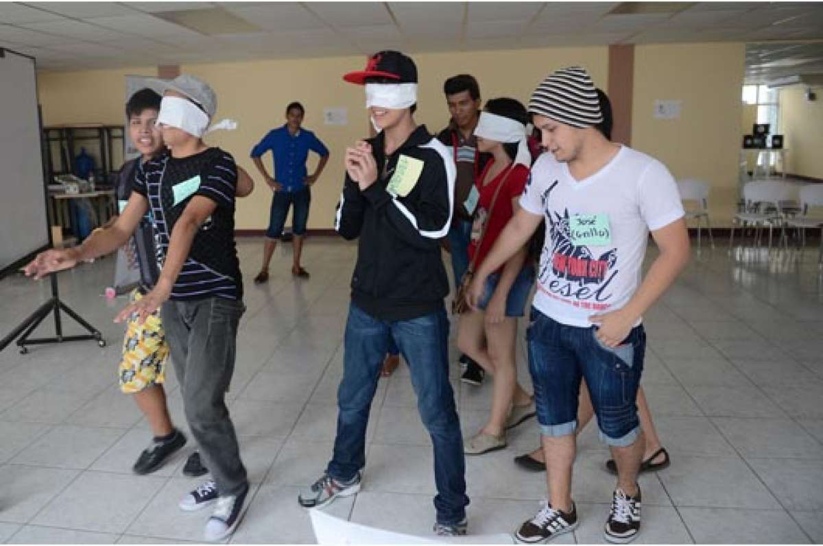  Un grupo de j&oacute;venes realiz&oacute; una din&aacute;mica que consist&iacute;a en guiar correctamente a sus compa&ntilde;eros en la clase de formaci&oacute;n ciudadana. Foto: Carina Acosta | El Tel&eacute;grafo