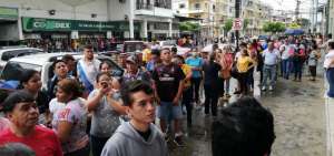 Largas colas se registraron en las farmacias y distribuidoras para conseguir mascarillas y gel antibacterial, tras el anuncio del primer caso de coronavirus en Ecuador. 