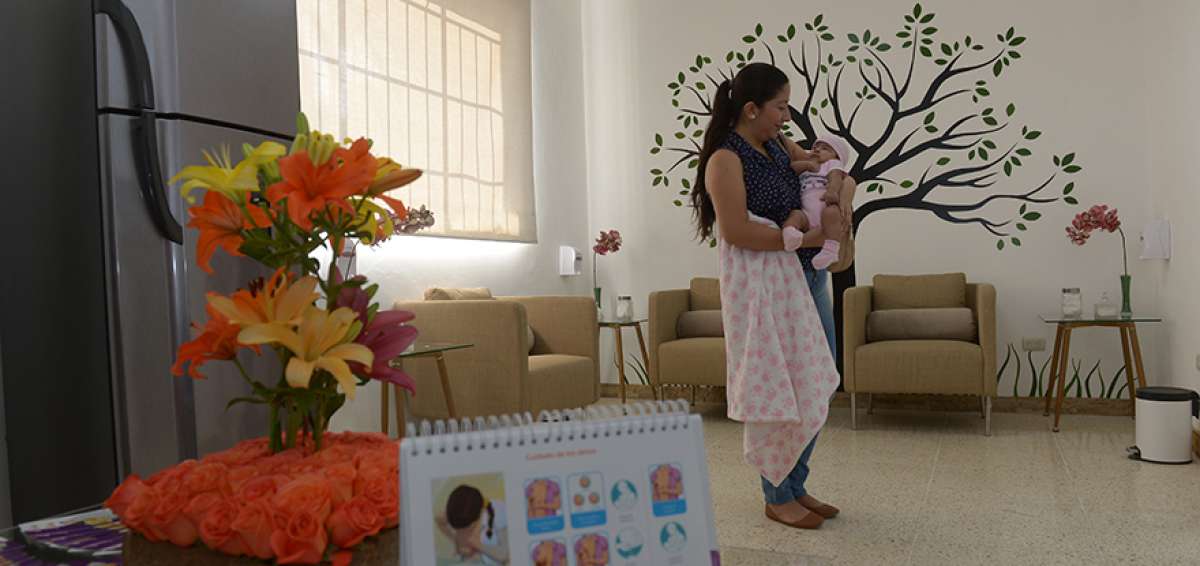 Valeria Murillo, estudiante de la carrera de Enfermer&iacute;a, fue la primera en usar la sala. Ella aliment&oacute; all&iacute; a su beb&eacute; de dos meses. 
