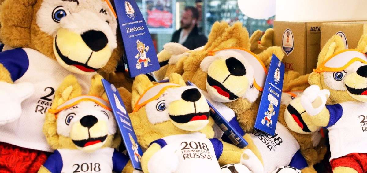 Un puesto vende varios peluches de Zabivaka, la mascota del Mundial de F&uacute;tbol Rusia 2018, en el aeropuerto Sheremetyevo en Mosc&uacute; (Rusia).