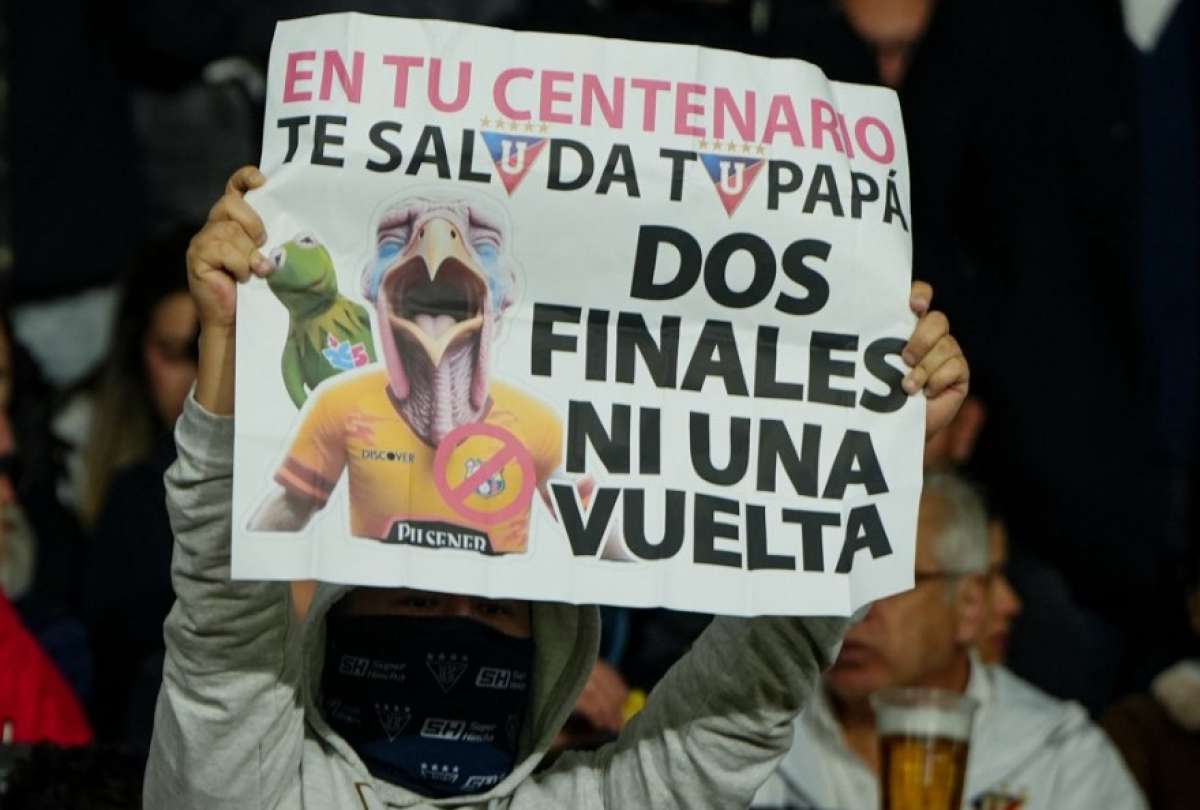 Liga de Quito encendió las redes sociales tras publicar una imagen que ha sido interpretada como una burla hacia Barcelona Sporting Club, en el marco de su año centenario.