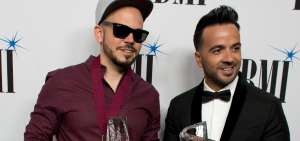Residente (i) y el cantante Luis Fonsi posan hoy, martes 20 de marzo de 2018, durante la 25 edici&oacute;n de los Premios Latinos BMI en el hotel Beverly Wilshire, de Los &Aacute;ngeles (EE.UU.).