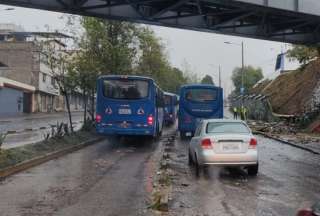 La AMT Quito informó sobre el cierre de una vía en el sur por la caída de un muro en medio de las lluvias.