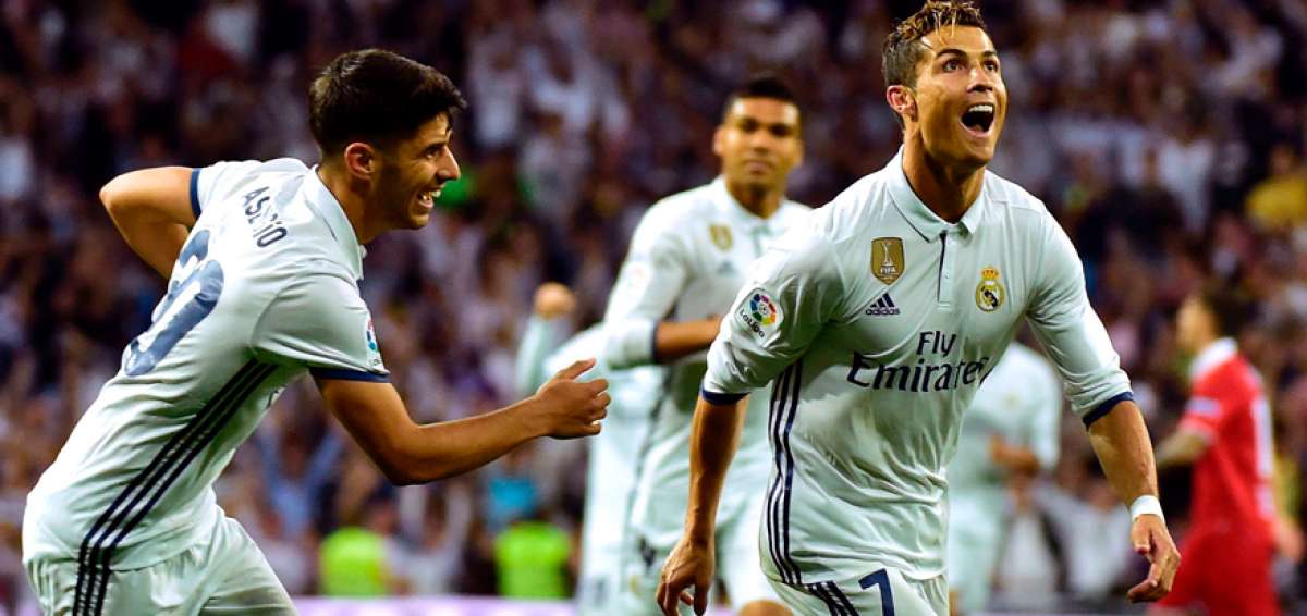 Cristiano Ronaldo (d) anot&oacute; un doblete en el triunfo de los &lsquo;merengues&rsquo; ante el Sevilla.