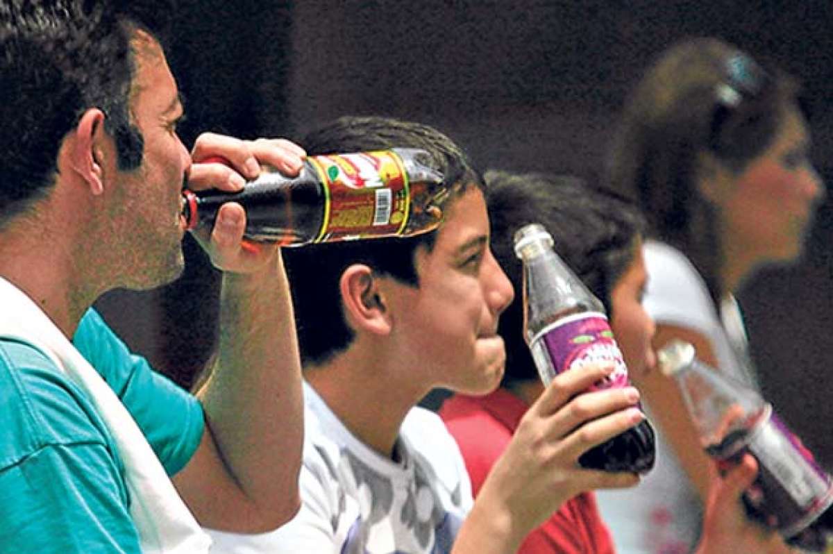 Una de las causas del sobrepeso y la obesidad es el desequilibrio energ&eacute;tico: m&aacute;s consumo de alimentos ricos en az&uacute;cares y pobres en nutrientes. Foto: Internet
