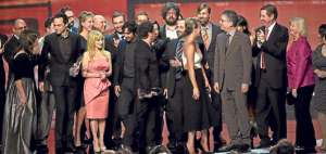 El elenco completo de la comedia The Big Bang Theory subi&oacute; al escenario para recibir su premio People&rsquo;s Choice en el teatro Nokia, la noche del lunes pasado. Foto: AFP
