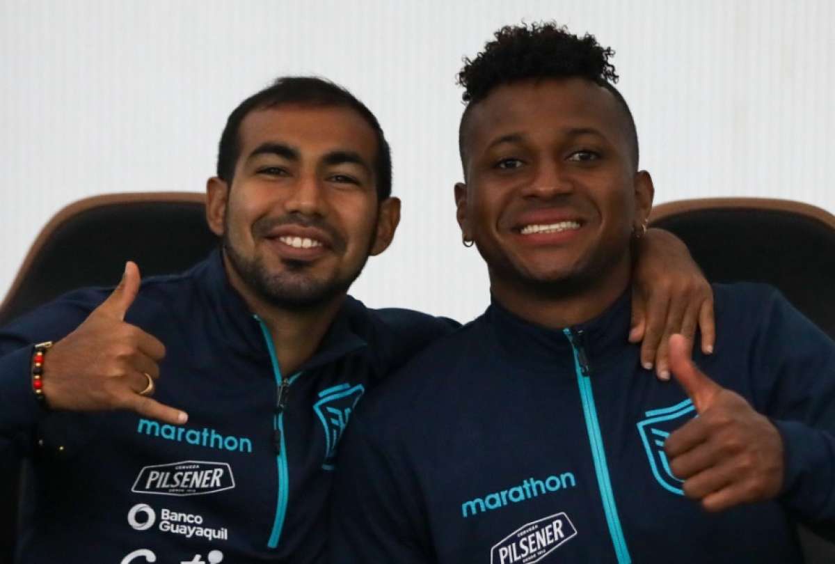 Junior Sornoza (izq.) posa con Michael Estrada, antes del entrenamiento en la casa blanca