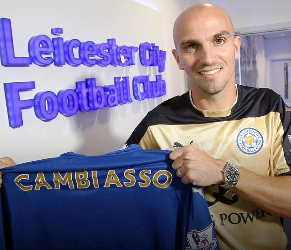 El exmediocampista del Inter de Italia pos&oacute; con su nueva indumentaria. Foto: Tomada de @OfficialFOXES