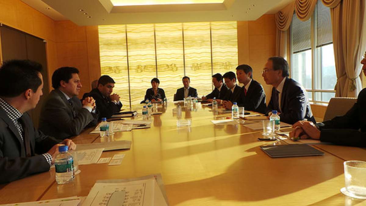 Durante su visita, Poveda (2do izq.) se reuni&oacute; con representantes de empresas japonesas de los sectores minero, hidroel&eacute;ctrico, de turbinas geot&eacute;rmicas, entre otros. Foto: Cortes&iacute;a Ministerio Coordinador de Sectores Estrat&eacute;gicos.
