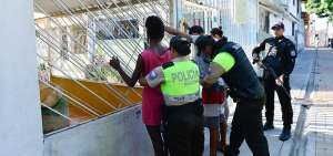 Polic&iacute;as realizaron cacheos a personas que deambulaban en La Floresta, en el sur de Guayaquil.
