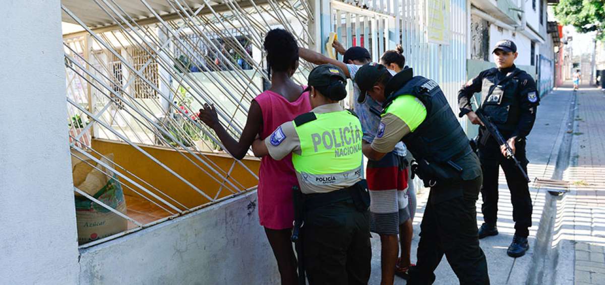 Polic&iacute;as realizaron cacheos a personas que deambulaban en La Floresta, en el sur de Guayaquil.