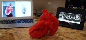 Impresi&oacute;n de modelado en 3D de coraz&oacute;n.