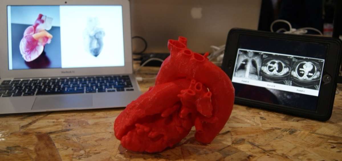 Impresi&oacute;n de modelado en 3D de coraz&oacute;n.