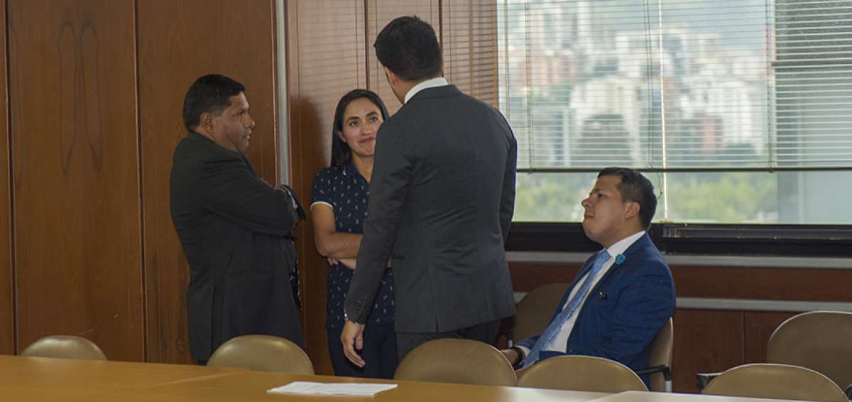 Los exagentes Ra&uacute;l Chicaiza (i) y Diana Falc&oacute;n estuvieron presentes ayer en la audiencia para conocer la sentencia.