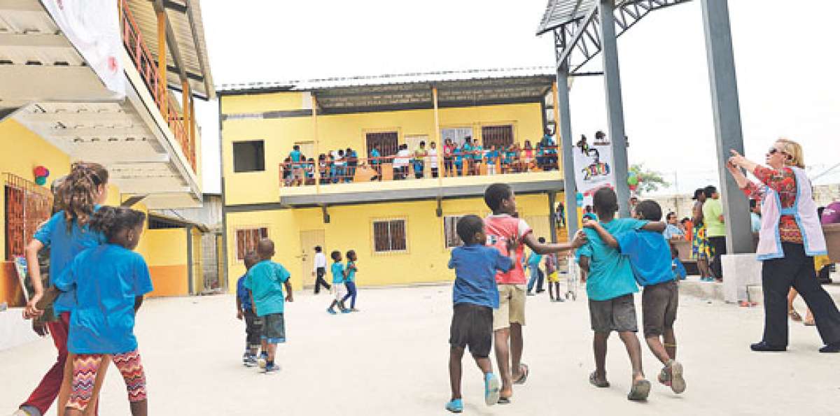 Un grupo de ni&ntilde;os pasea por el patio del recientemente inaugurado Centro Comunitario en Nigeria. Foto: Alfredo Piedrah&iacute;ta / El Tel&eacute;grafo