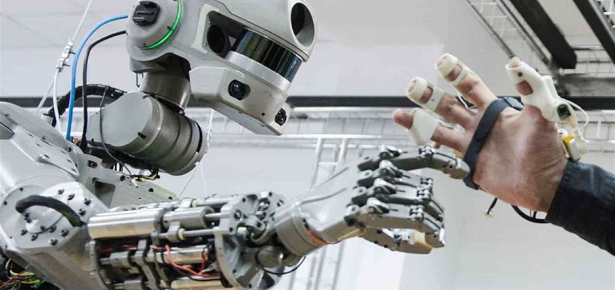 El humanoide no cuenta con inteligencia artificial, pero replica acciones como la de destapar una botella con agua. Mide 1,80 metros.