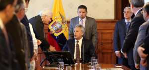 El presidente de la SIP, el peruano Gustavo Mohme saluda al mandatario ecuatoriano, Len&iacute;n Moreno. 