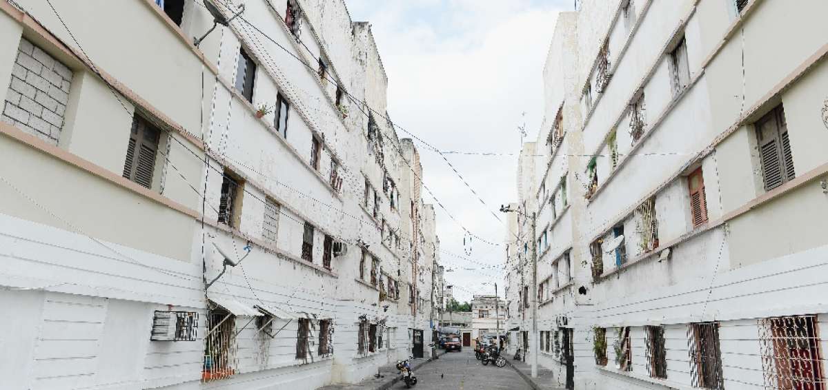 Vecinos no quieren irse de Casas Colectivas