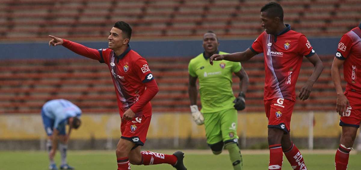 El lateral Adolfo Mu&ntilde;oz (izq.) ser&aacute; titular hoy contra los machale&ntilde;os, en el estadio Ol&iacute;mpico Atahualpa.