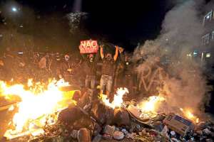 Activistas del Movimiento de Trabajadores Sin Techo (MTST) bloquearon avenidas y autopistas de Sao Paulo en defensa al acceso a una vivienda digna y contra los gastos del torneo. Foto: EFE
