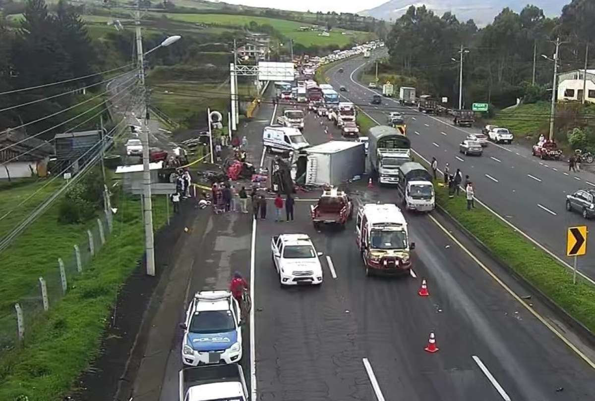 Tres muertos y dos heridos en choque de veh&iacute;culo pesado y camioneta en Machachi