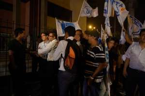 Andr&eacute;s Santos, de la lista D, celebra con sus simpatizantes el triunfo en los comicios de la Universidad de Guayaquil. Foto: Karly Torres / El Tel&eacute;grafo