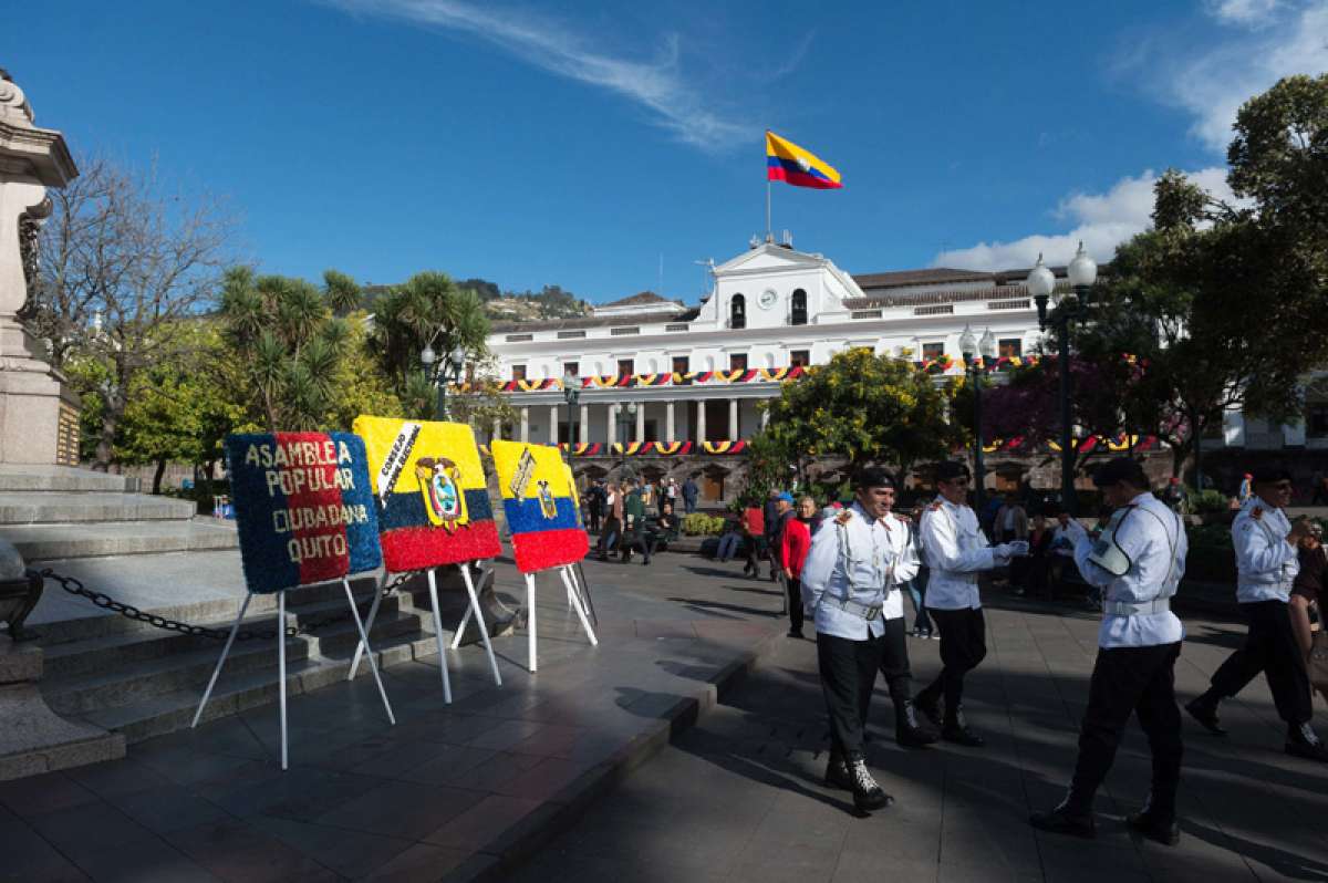 La ofrenda floral colocada por los miembros de la Asamblea Popular Ciudadana de Quito aparece junto a otras similares. Foto: John Guevara / El Tel&eacute;grafo