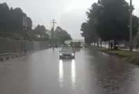 Lluvias provocan la acumulación de agua en la av. Mariscal Sucre en Quito