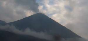 Emisiones de ceniza a alturas mayores a 600 metros en volc&aacute;n Reventador