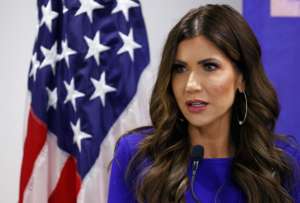 Kristi Noem acusó a algunos países de enviar &quot;asesinos, sanguijuelas y adictos a las prestaciones sociales&quot;.