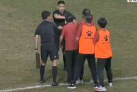 DT de un equipo chino agredió al árbitro y se desmayó después