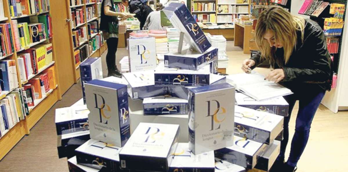 Para no dividir el diccionario se us&oacute; papel semibiblia, una especie muy fina que guarda calidad. FOTO TOMADA DE BETAZETA.