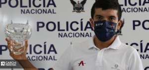 Richard Carapaz recibi&oacute; un reconocimiento en Carchi
