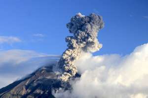 En 1999, el volc&aacute;n se reactiv&oacute; tras casi un siglo de permanecer en calma. Tungurahua en kichwa significa &ldquo;garganta de fuego&rdquo;.
