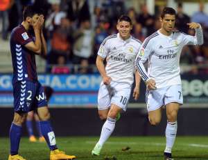James Rodr&iacute;guez (i.) y Cristiano Ronaldo celebran uno de los tantos anotados ante el Eibar. Foto: AFP