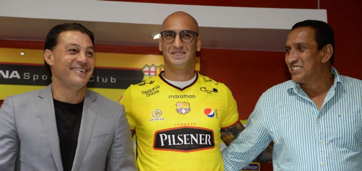 Carlos A. Alfaro Moreno (iz.) vicepresidente deportivo del club; Ariel Nahuelp&aacute;n (c.) flamante contrataci&oacute;n y el exfutbolista de Barcelona, Manuel Uquillas.