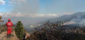 M&aacute;s de 24 horas han trabajado los bomberos de tres cantones para controlar el fuego en la zona de La Paz, Susudel, en la provincia del Azuay.