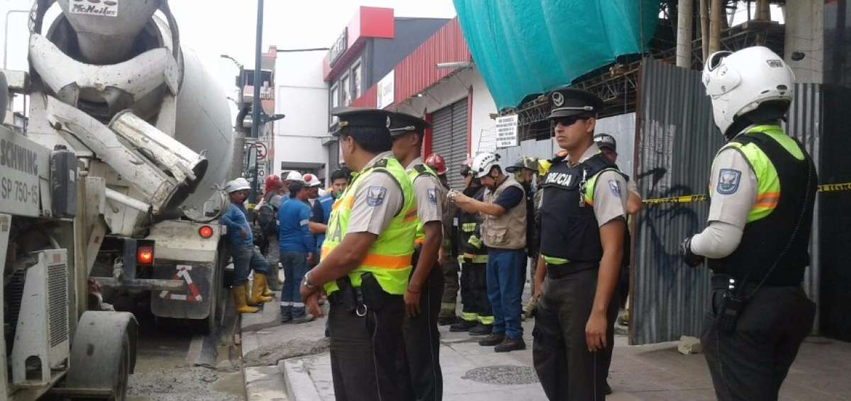 Obrero muere al caerle una losa en el centro de Guayaquil